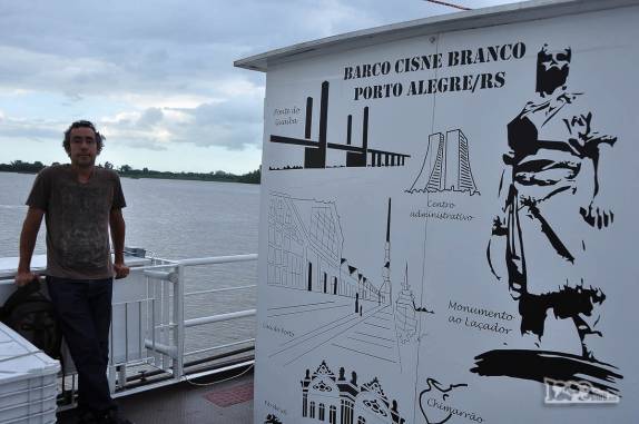 No tradicional barco Cisne Negro, passeio no lago Guaíba, região de Porto Alegre, a capital do Rio Grande do Sul